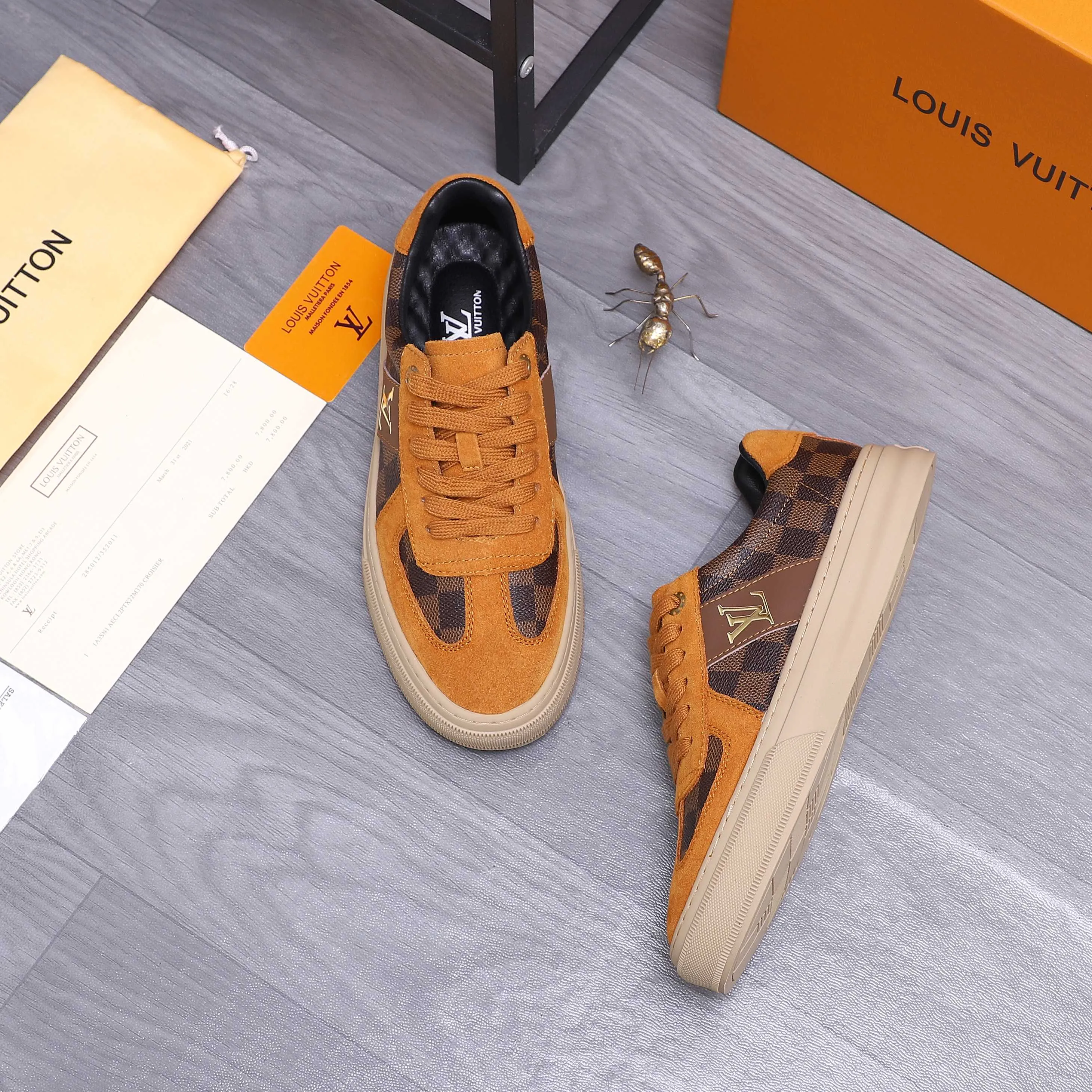Men's shoes 💰p400 Product trademark: LV "Louis Vuitton" casual lace-up men's shoes Regular size: 38-44 Product materials: Selected matte cowhide stitching plaid cowhide upper, sheepskin lining, rubber outsole